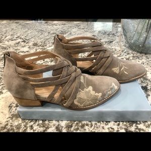 Gorgeous Sundance Shoes